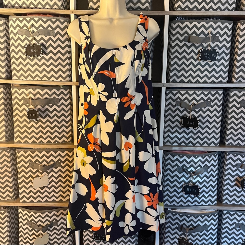 Beautiful 9&Co Dress - Picture 2 of 5
